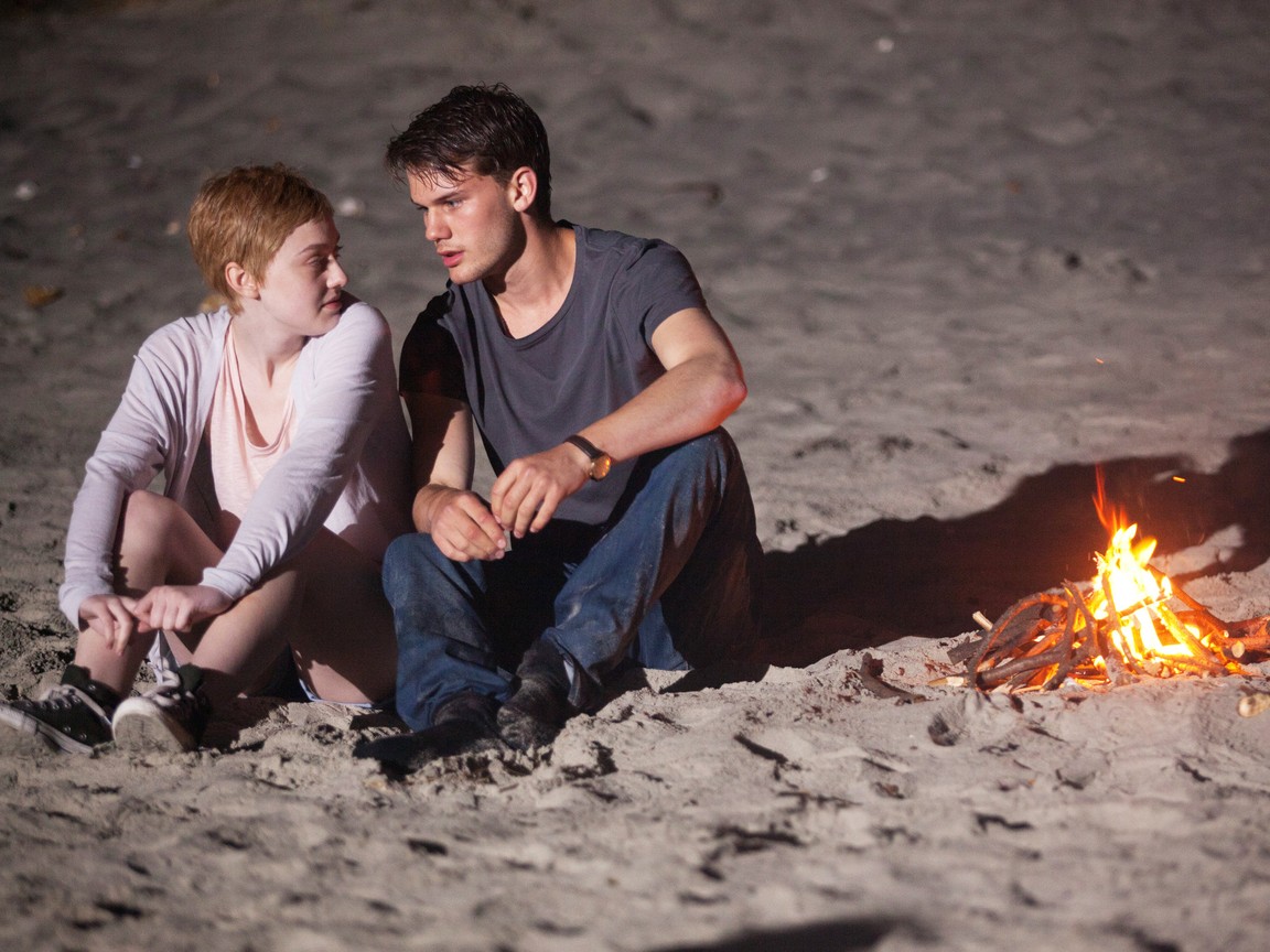 Now is what you make. Now is good фильм. Сейчас самое время (2012). Джереми Ирвин и Дакота Фаннинг. Кадр из фильма сейчас самое время.